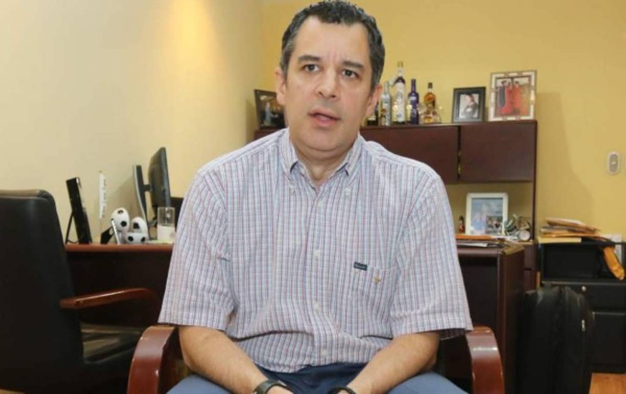 Rafa Villeda: El presidente del Olimpia se pronunció sobre el tema de fichajes y salidas en el tricampeón de Honduras: 'Todos sabemos que hay jugadores que se les vencieron sus contratos y habrá que ver si se van a renovar a algunos o no. Analizaremos opciones de ver posibilidad de reforzar con jugadores que no necesariamente estaban en este momento con el club. Son cosas que las vamos a analizar', declaró en el Canal de YouTube del equipo albo.