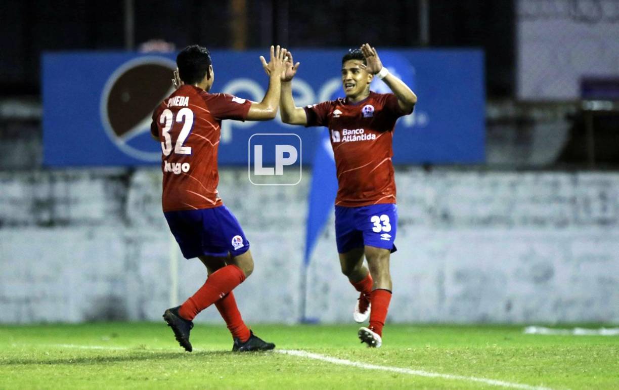 Olimpia sí aprovechó un penal y Michaell Chirinos marcó el 0-1. En la imagen lo celebra con Carlos Pineda.