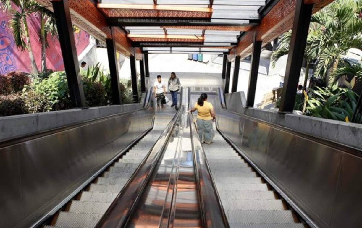 'En esos momentos difíciles la academia se mantuvo firme, la clase política se mantuvo firme y la empresa privada se mantuvo firme, y no se fue a invertir en otras ciudades', subrayó el secretario.<br/><br/>Que distintos actores estuvieran 'a la altura de las circunstancias' permitió que surgiera una transformación que el mundo reconoció cuando Medellín fue catalogada en 2013 como la ciudad más innovadora del mundo al ganar el concurso 'City of the Year', que organizan The Wall Street Journal y Citigroup.<br/><br/>Vista de un tramo de las escaleras eléctricas de la comuna 13, uno de los sectores más golpeados por la violencia en la ciudad.<br/><br/>