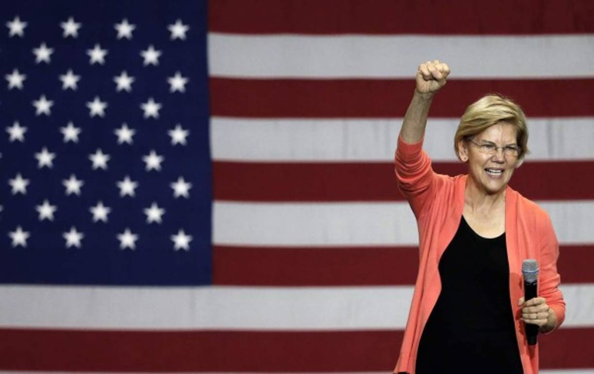 La Senadora por Massachusetts, Elizabeth Warren, es otra de las favoritas en los sondeos. Haciendo gala de su ideología progresista, Warren ha llevado en los últimos años hacia a la izquierda al Partido Demócrata. Entre las grandes ideas generales de su campaña figuran equilibrar la desigualdad salarial, combatir la corrupción política y empresarial, reducir la deuda que tienen los estudiantes para poder pagar su formación superior y universidad pública gratuita.<br/><br/>Es una de las más atacadas por Trump, quien la llama 'Pocahontas' burlándose de su supuesta ascendencia de los navajos.<br/>