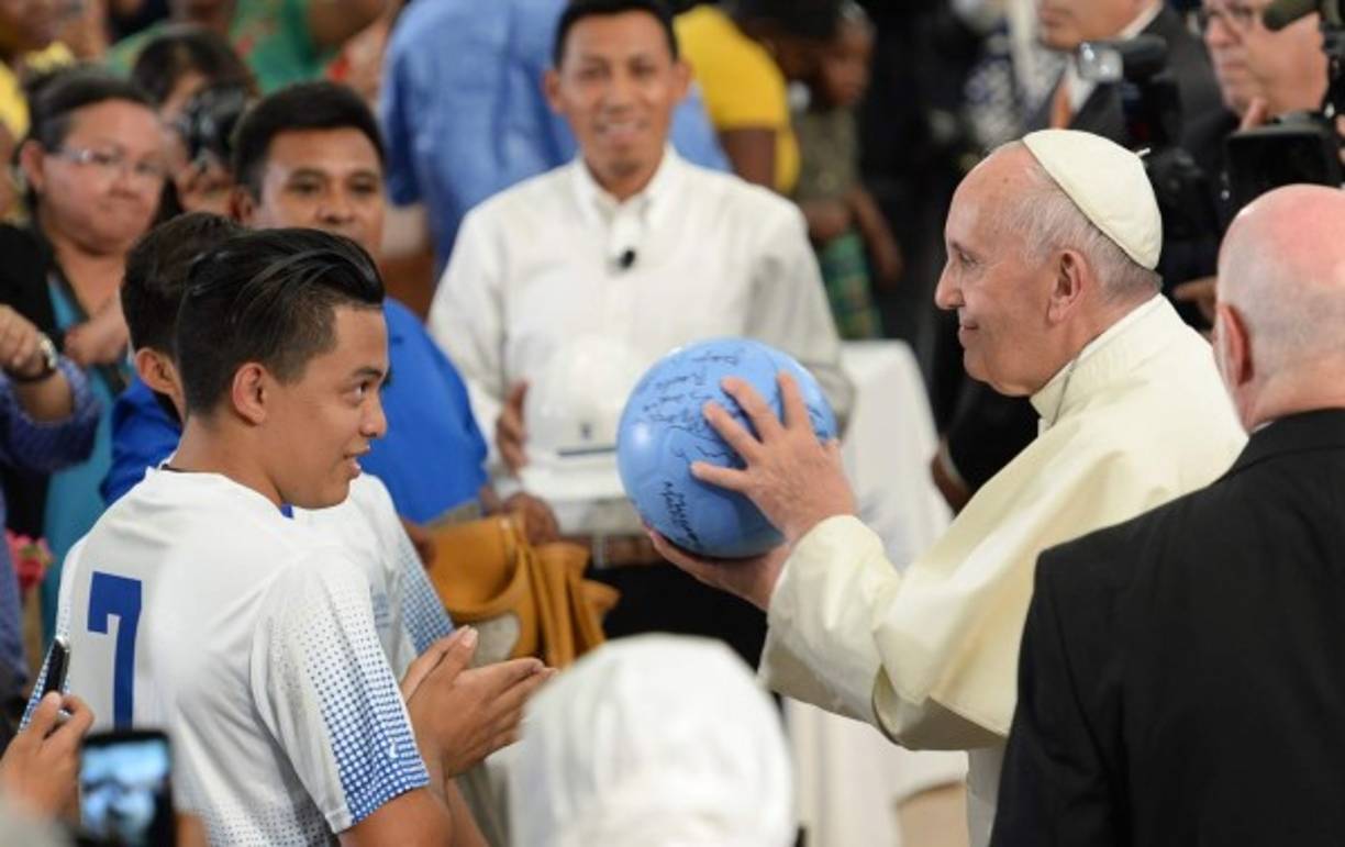 El equipo de fútbol formado en su mayoría por inmigrantes centroamericanos le entregó un balón autografiado por todos los jóvenes que integran el club.