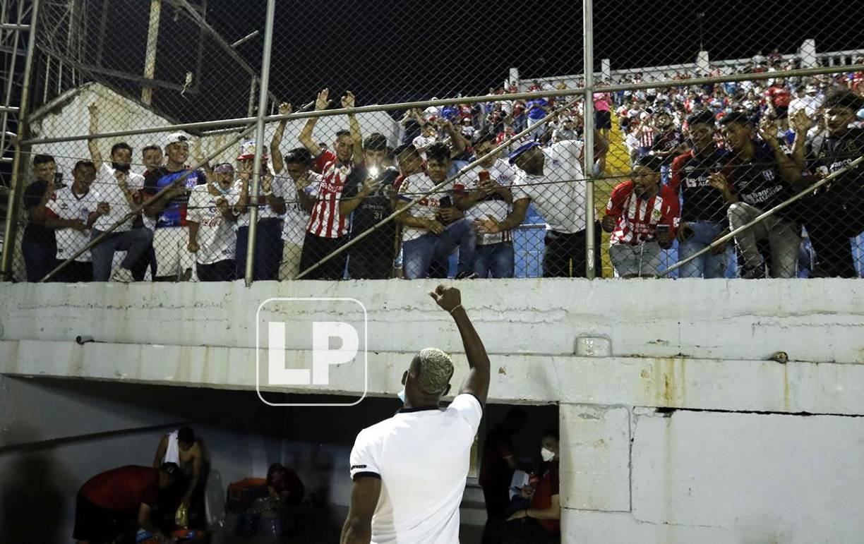 Brayan Beckeles se acercó a saludar a los aficionados del Olimpia antes del partido.