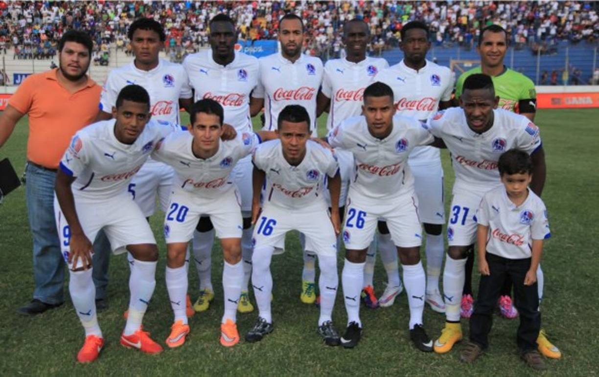 El equipo de titular del Olimpia (arriba de izquierda a derecha): Ever Alvarado, Javier Estupiñán, Fabio de Souza, Bryan Johnson, Johnny Palaios y Donis Escober; (abajo de izquierda a derecha) Anthony Lozano, Oliver Morazán, Bayron Méndez, Óscar Salas y Romell Quioto.