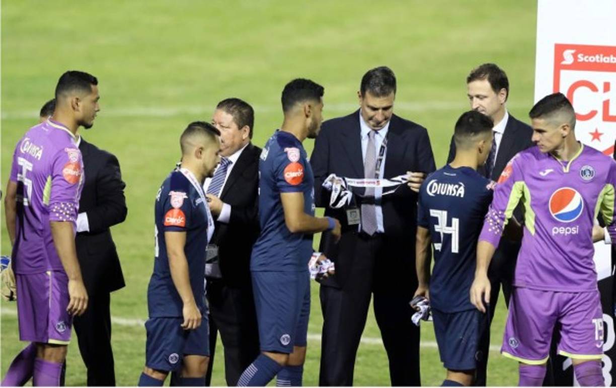 Los jugadores del Motagua recogiendo las medallas de subcampeones de la Liga Concacaf.