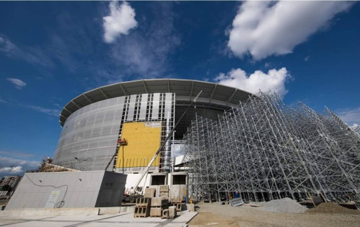 “El estadio conservará su fachada histórica, aunque el techo y las gradas temporales se instalarán para el Mundial de Rusia”, afirmó la FIFA.