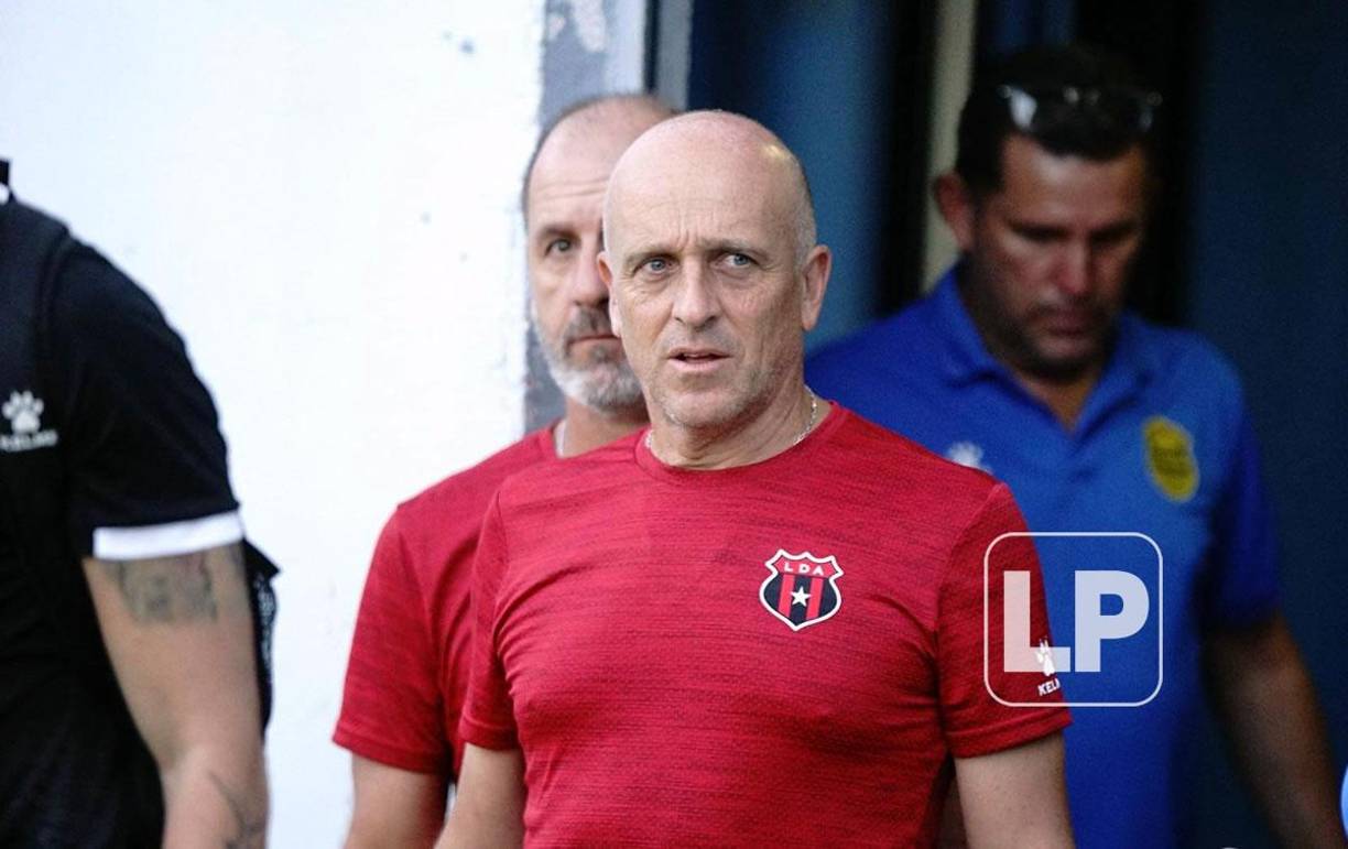 El entrenador uruguayo del Alajuelense dijo en conferencia de prensa que “ojalá podamos sacar un buen resultado” ante Rel España y aseguró que “no hay presión”.