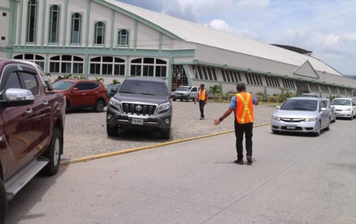 El servicio de Carlos Tábora es ayudar a la gente que llega a la iglesia a ubicar bien sus autos en los parqueos y cuidarlos.