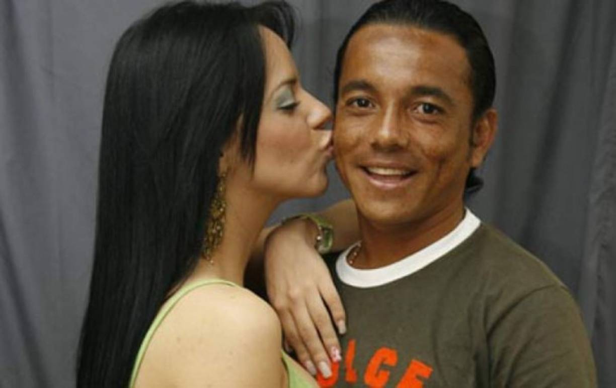 Paola Lazzaroni mantuvo una relación de varios años con elexjugador Elvis Danilo Turcios. En la actualidad ella manifestó que se encuentra soltera.