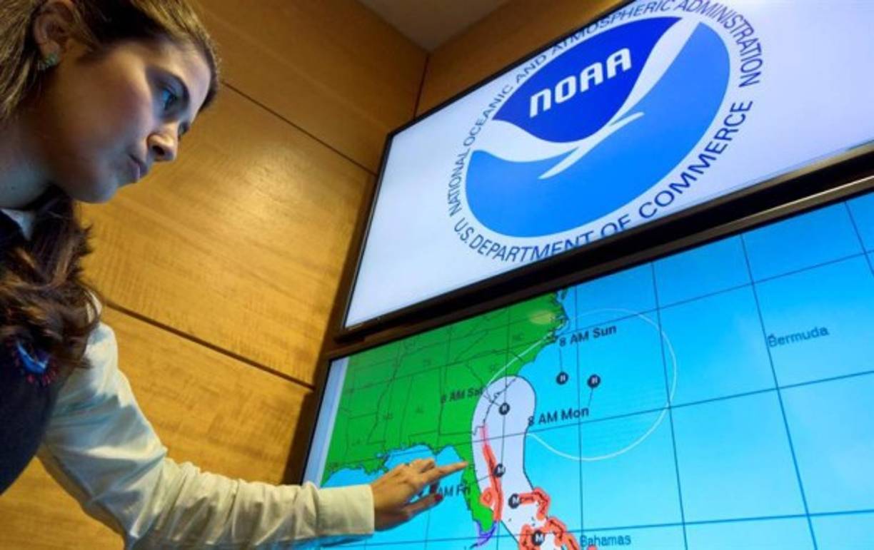 María Torres, meteoróloga de la Noaa (Administración Oceánica y Atmosférica de EUA) muestra el modelo de computadora con la probable rumbo que tomará el huracán Matthew a medida que se aproxima a la Florida.