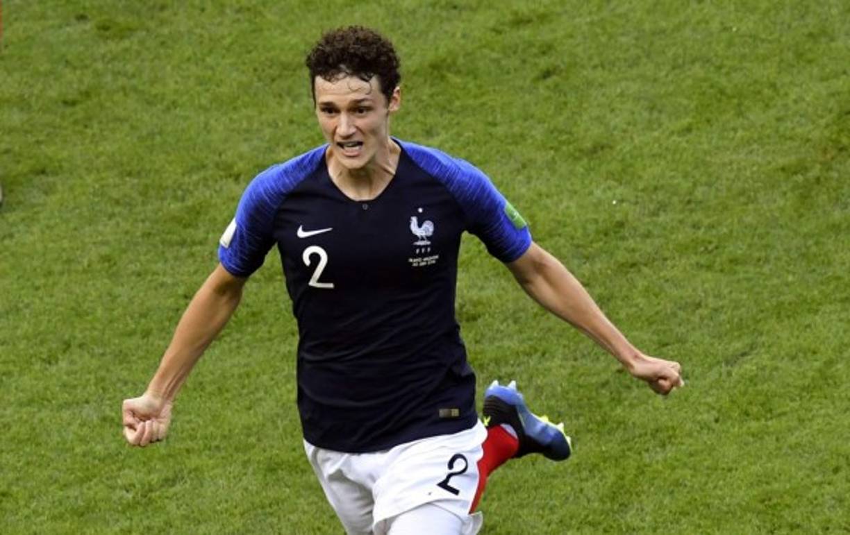 Aunque no es oficial, en Alemania (el diario Kicker) ya dan por hecho el fichaje del internacional francés Benjamin Pavard por el Bayern Múnich a partir de la temporada 2019-2020. El lateral del Stuttgart ha debutado y brillado en este Mundial de Rusia.