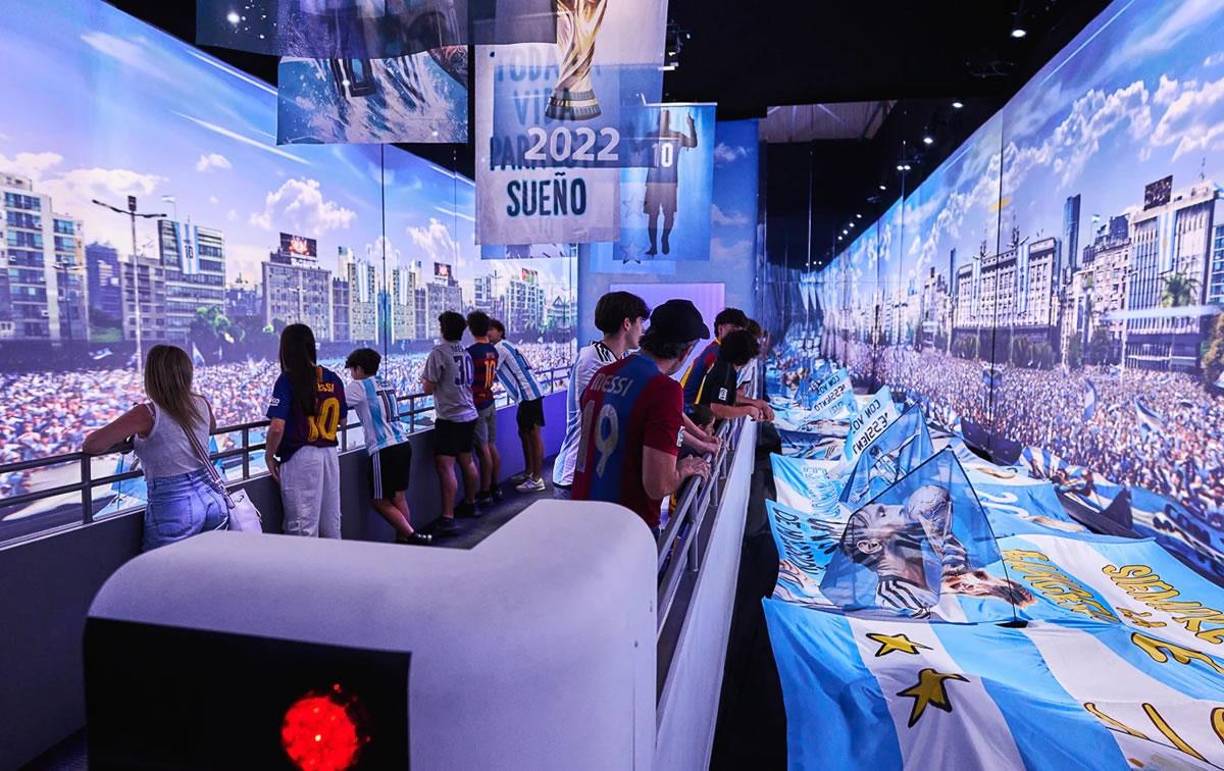 3. Experiencia inmersiva The Messi Experience. TME es una exposición multimedia interactiva que recorre la vida y carrera de Messi. A través de instalaciones temáticas, los visitantes pueden sumergirse en momentos clave de su trayectoria, desde sus inicios en Rosario hasta su consagración en el fútbol mundial. Esta experiencia ha realizado giras por diversas ciudades, incluyendo Miami y Buenos Aires.