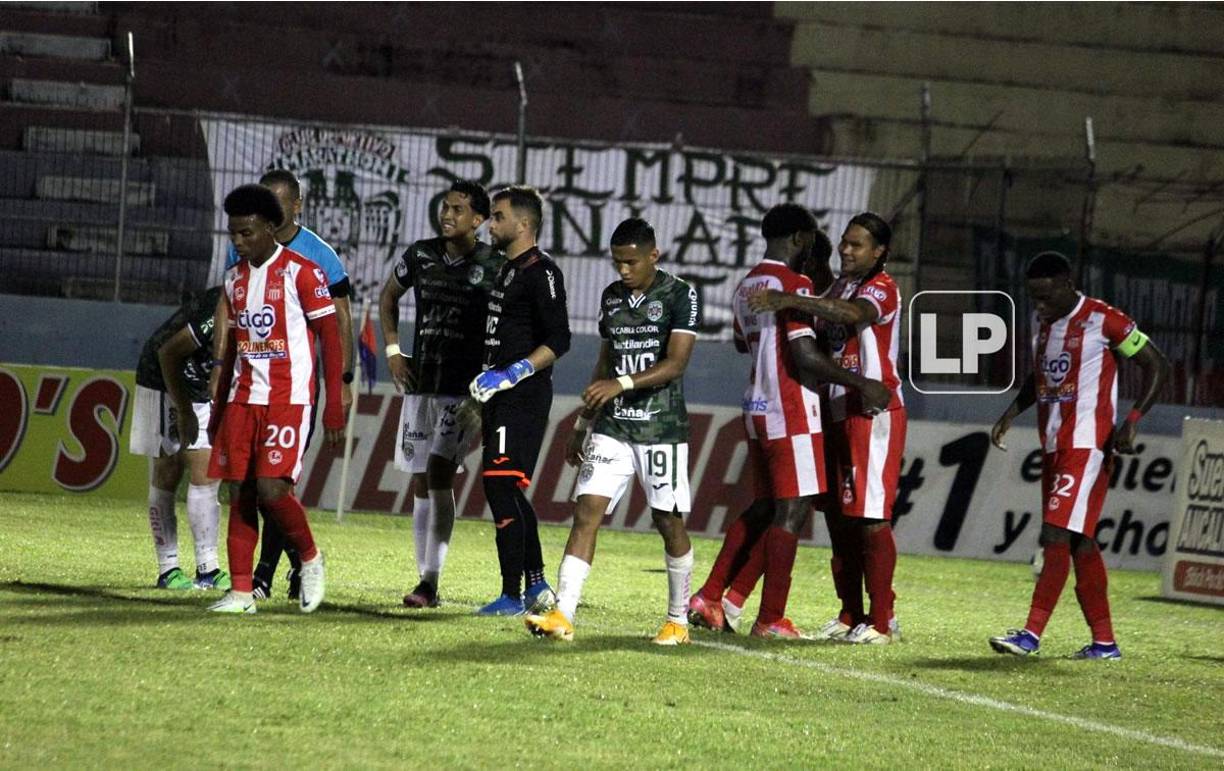 Jugadores del Vida felicitaron a ‘Gullit‘ Peña por el penal que consiguió.