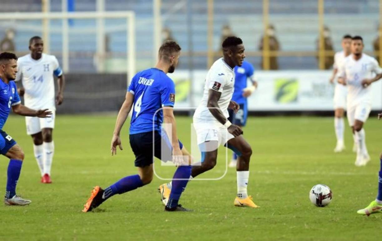 Romell Quioto, que salió de titular, conduciendo el balón ante la marca salvadoreña.