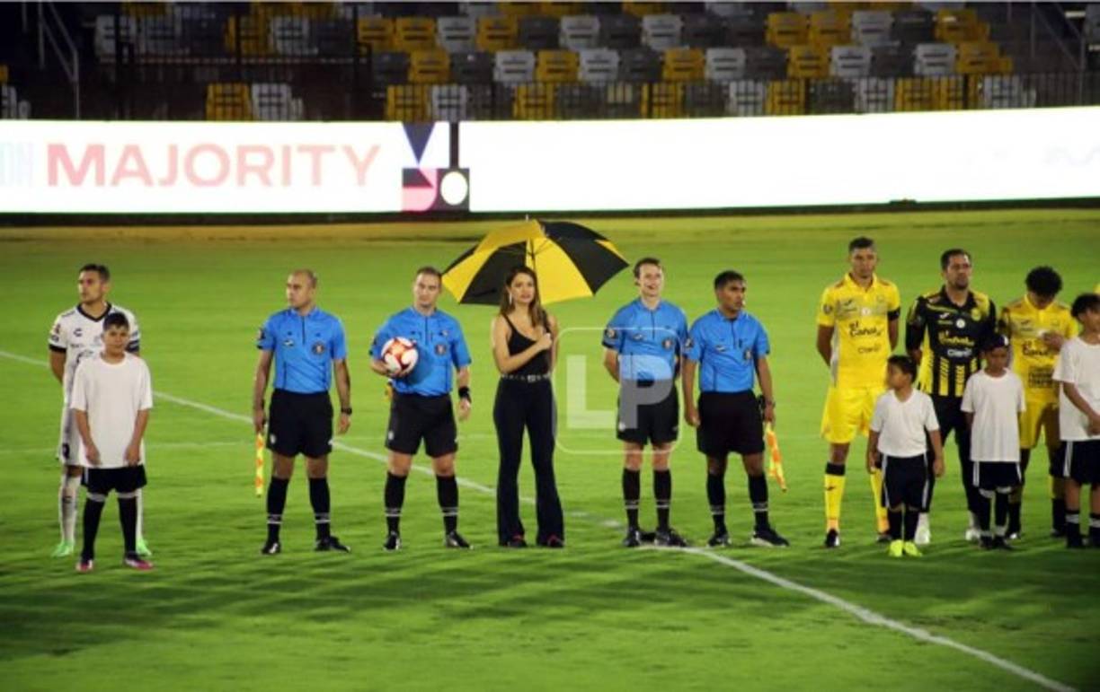 La guapa Sirey Morán, fanática del Real España y ganadora del Miss Honduras Universo 2016, estuvo presente en el partido como invitada.