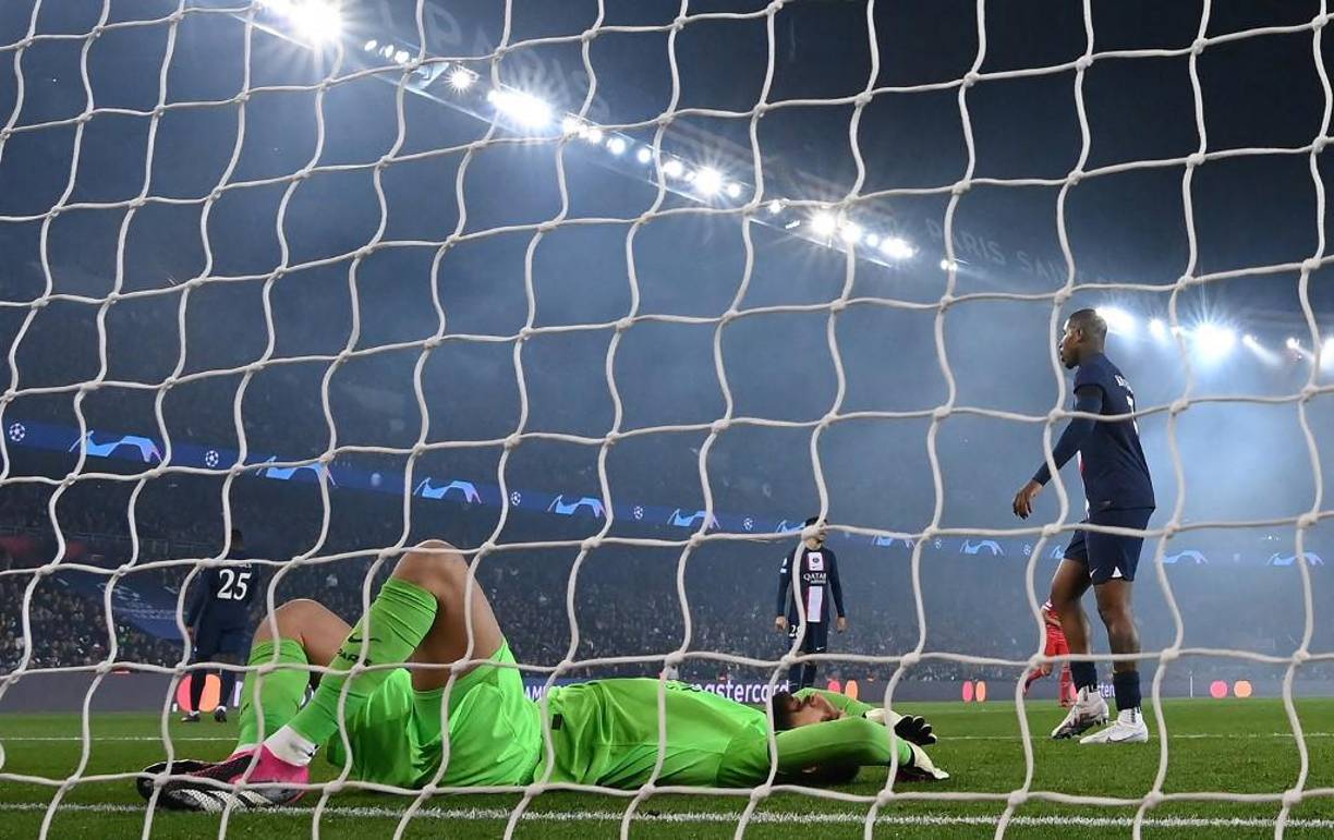 Otro malestar en el vestuario es el hecho que no ficharon a un defensor central. El PSG ha sufrido esta temporada por culpa de las lesiones y la plantilla es excesivamente corta en la defensa.