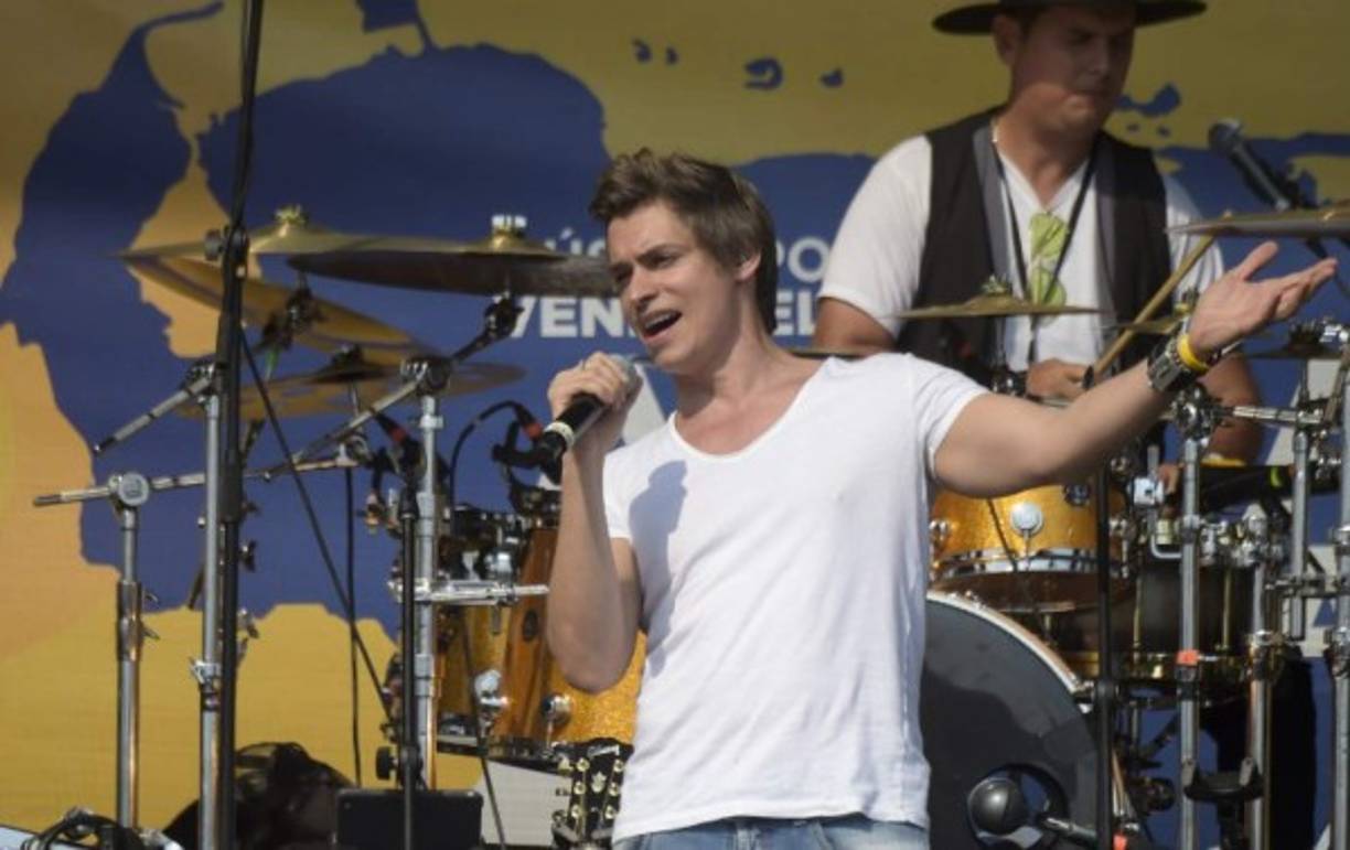 El cantante venezolano Carlos Baute llegó para apoyar a sus compatriotas.