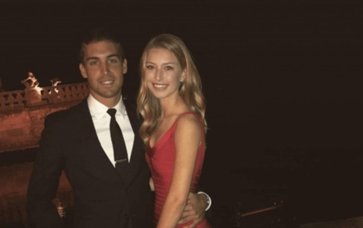 Eve sale con Eugenio Garza, un mexicano de una familia con mucho poder económico.