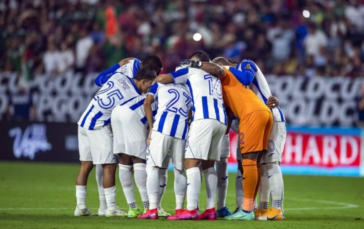 Los jugadores de la selección hondureña, unidos antes del inicio del partido contra los mexicanos.