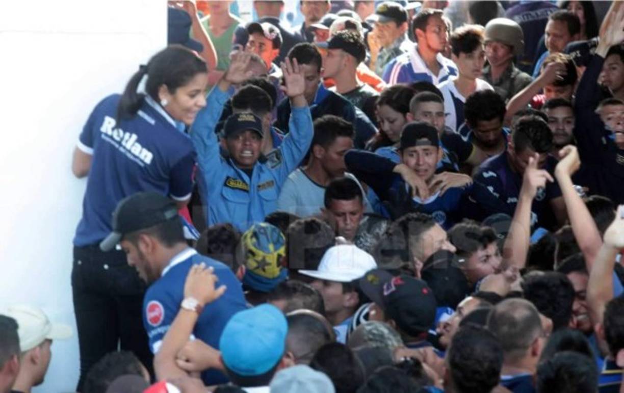 Muchos aficionados querían ingresar a como diera lugar al estadio y ahí empezó el relajo.