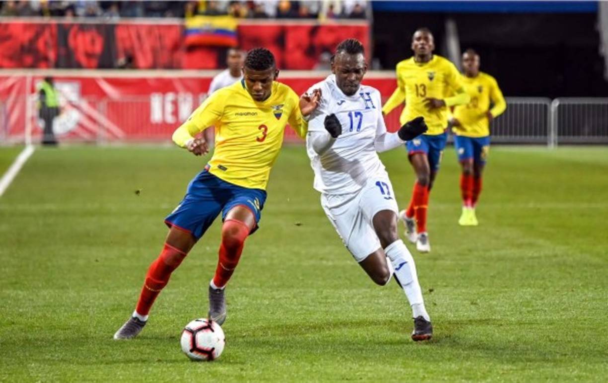 Alberth Elis luchando cuerpo a cuerpo con el defensa ecuatoriano Robert Arboleda por el balón.