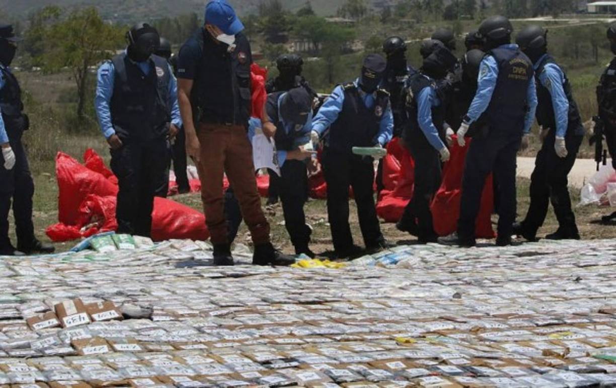 Por su parte el portavoz de las Fuerzas Armadas, teniente José Coello, dijo que las operaciones en el año 2021 han dejado resultados exitosos en el combate director a las estructuras ligadas a la narco actividad, con el decomiso de droga, armas, municiones y narcolaboratorios. AFP<br/><br/>