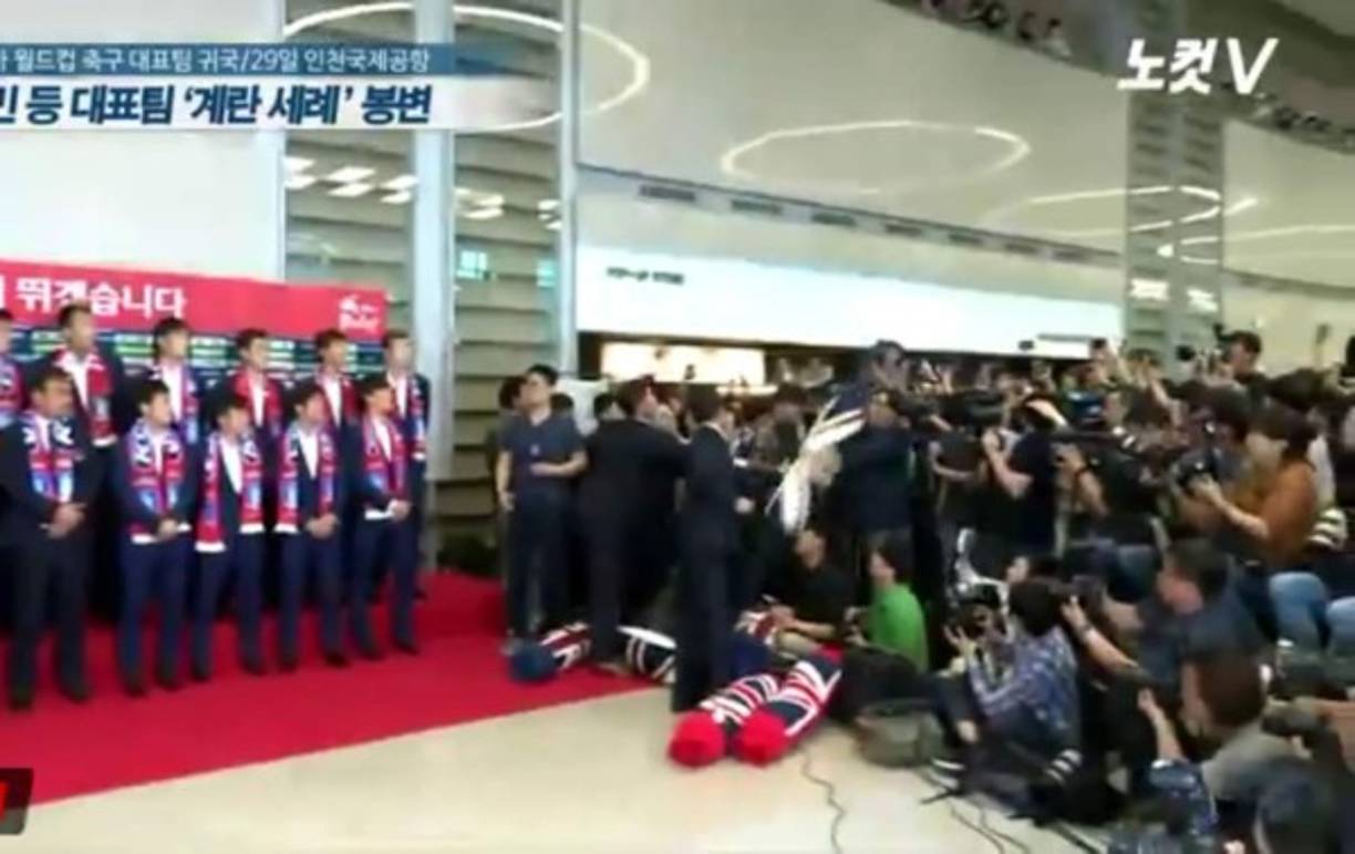 Hasta almohadas les tiraron a los jugadores de Corea del Sur.