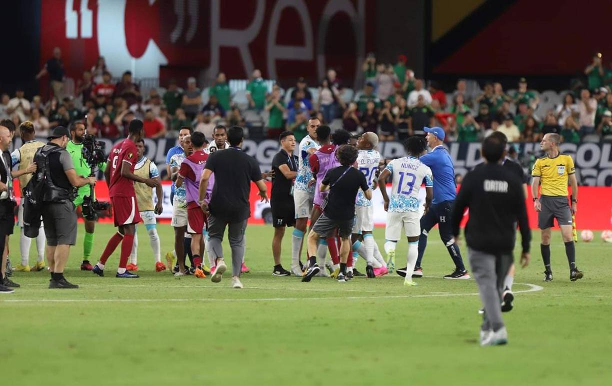 Los jugadores de Qatar y Honduras protagonizaron un zafarrancho al final del partido.