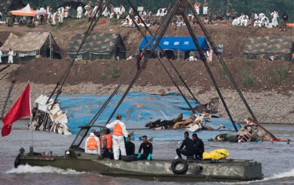 Los equipos de rescate fueron recuperando los cuerpos que estaban en la nave hundida en el Yangtsé, el río más largo del país. Foto AFP.