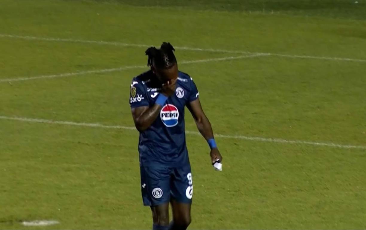 Rubilio Castillo mostró su disconformidad cuando vio que Diego Vázquez lo sacaba del partido en el minuto 54 para hacer entrar a Carlos Mejía.