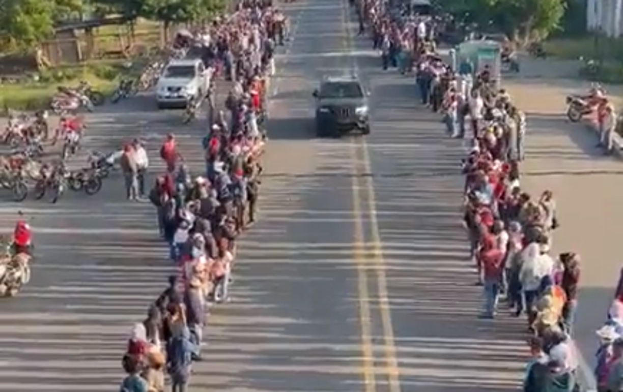 De igual forma, fueron suspendidos los servicios del transporte público de Frontera Comalapa a Comitán y de Comalapa a Motozintla debido a la inseguridad y a los diferentes bloqueos carreteros que persisten en la zona.