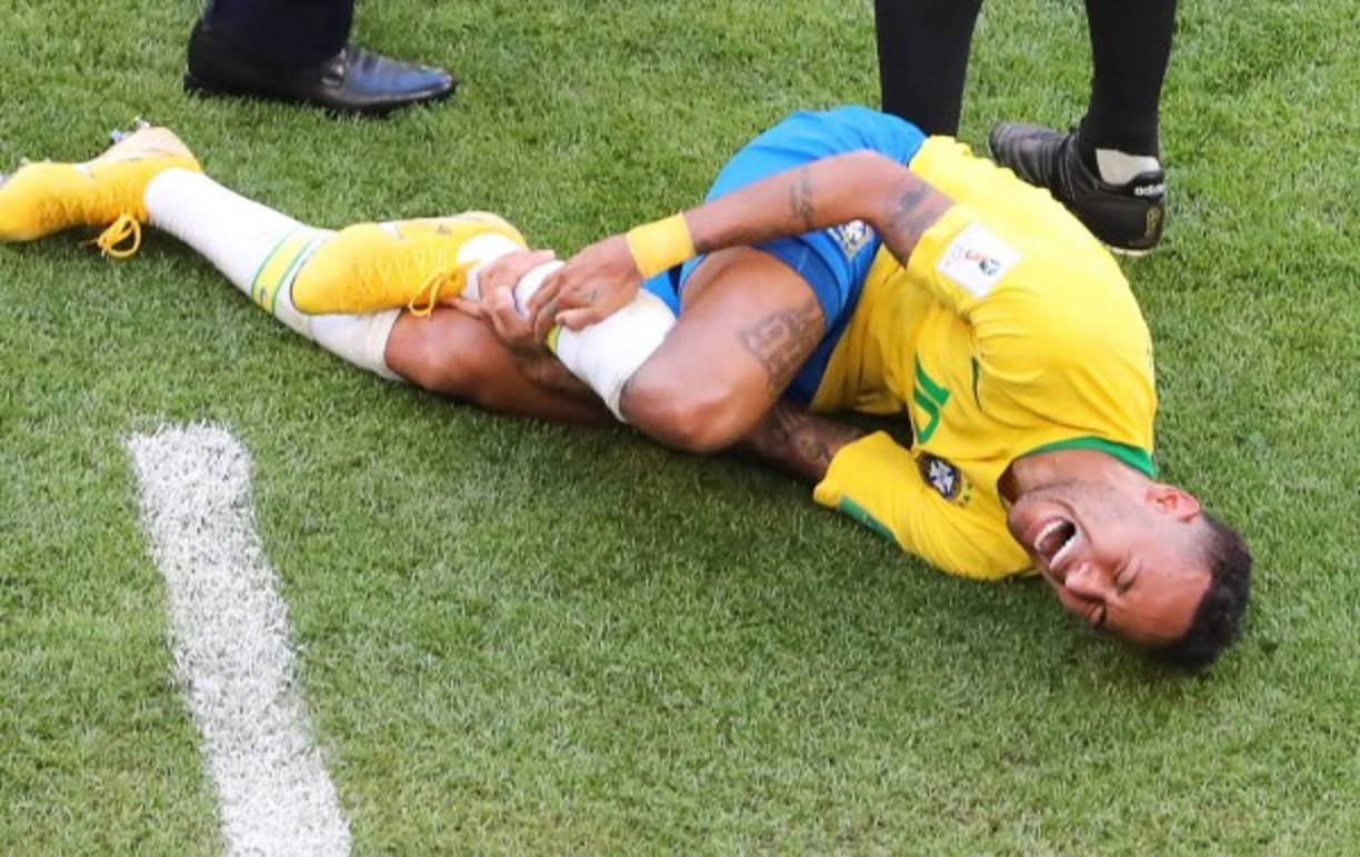Neymar se quejó durante todo el partido del juego brusco de los mexicanos y desató el enfado de los aztecas.