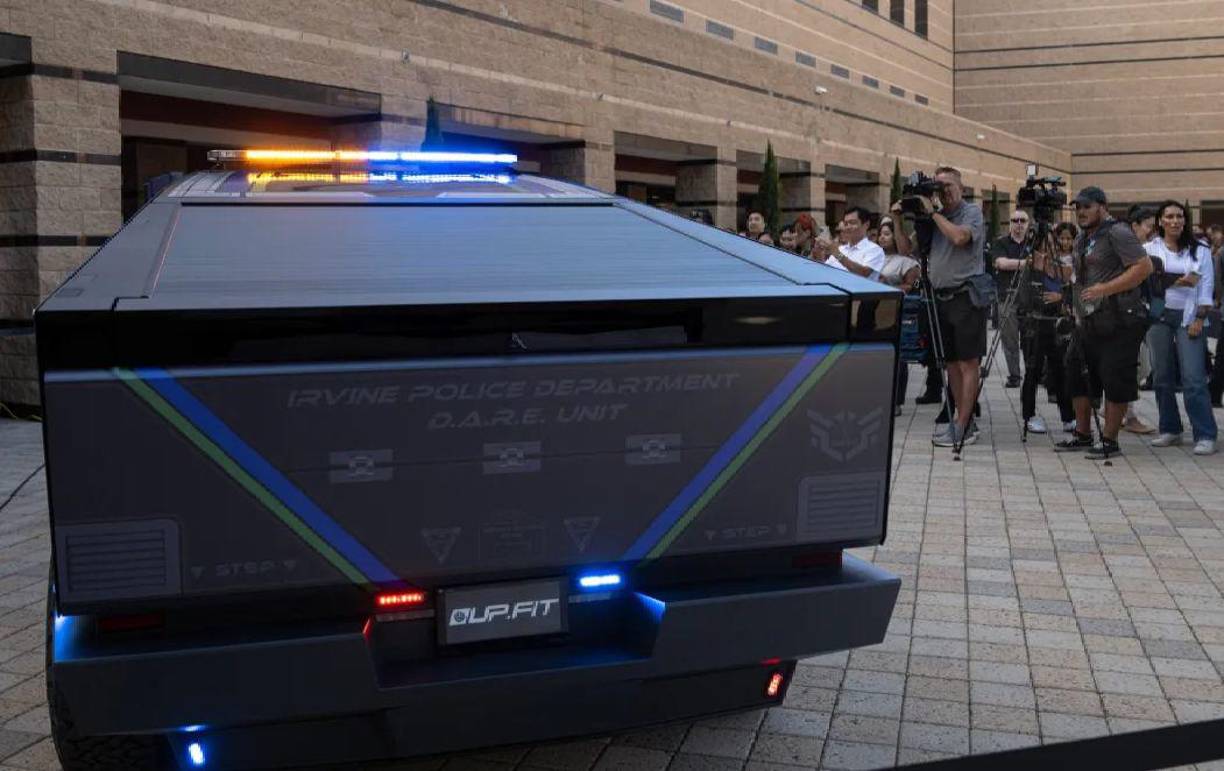 Otros usuarios de las redes sociales también aprovecharon para mofarse del aspecto del Cybertruck, un polémico vehículo de Tesla que ha sido criticado por la mala calidad de su acabado así como por su diseño, que muchos comparan con una papelera metálica. EFE