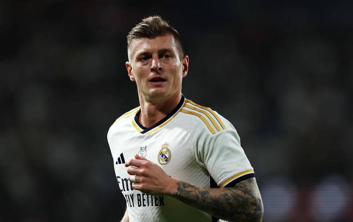 En más de una ocasión Kroos se ha mostrado contrario a cerrar su carrera en Arabia Saudita y públicamente ha sido crítico con las altas cantidades que se pagan para la llegada de jugadores de alto nivel a su liga. “Jamás jugaría allí, la falta de derechos humanos me lo impediría”, aseguró el alemán en unas declaraciones que tuvieron respuesta desde la grada del estadio Al-Awwal Park. El centrocampista entró al campo a los 67 minutos en lugar de Modric y fue recibido con una sonora pitada.