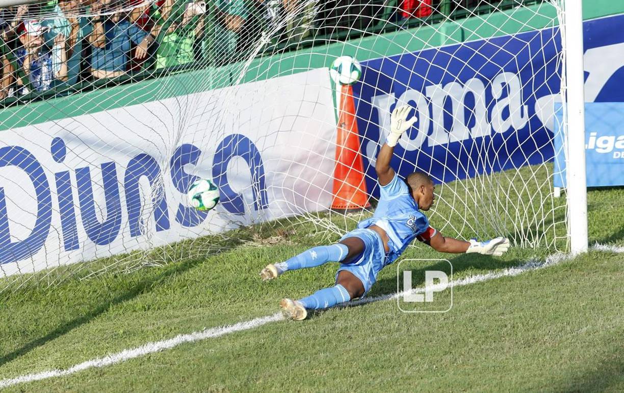 El portero del Real España, Luis ‘Buba‘ López, no pudo detener el penal de Lucas Campana en el 1-0 del Marathón.