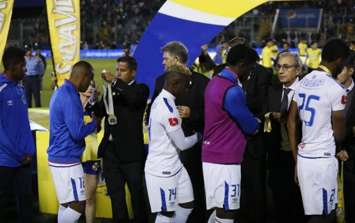 Jugadores del Olimpia llegaron a recoger la medalla de subcampeones.