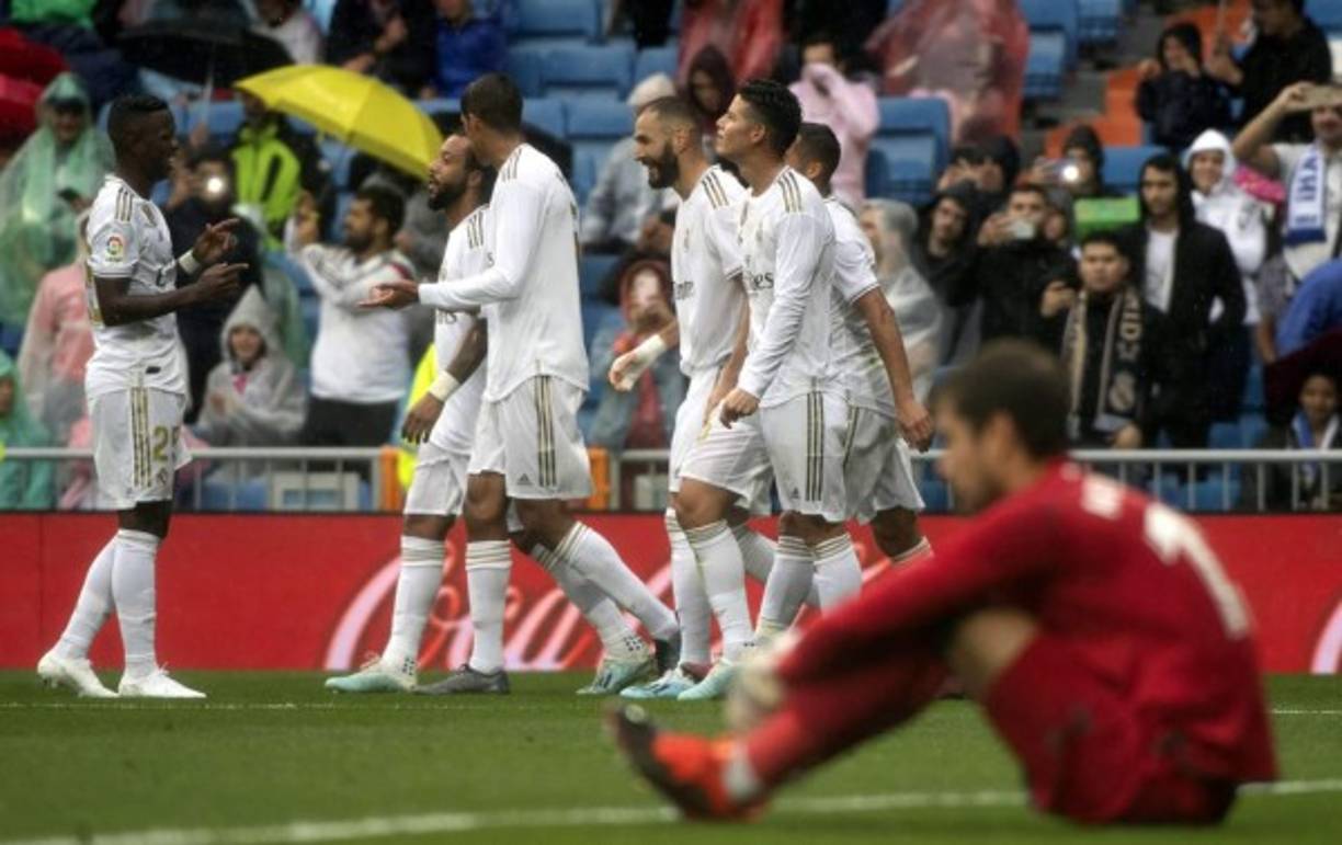 Los jugadores del Real Madrid celebrando el segundo gol de Benzema.