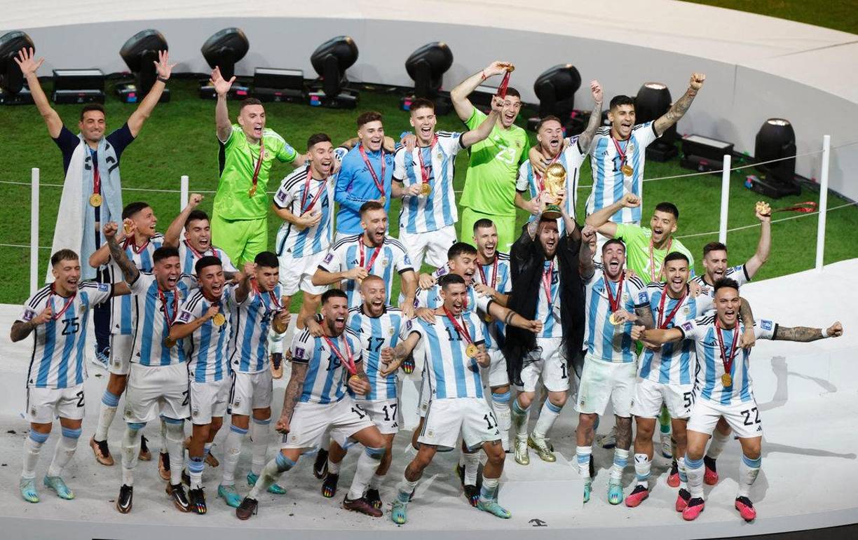 Tras más de seis meses desde que Argentina se coronó campeón, uno de sus futbolistas está siendo el centro de los reflectores en su país.<br /> 