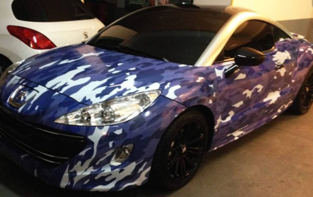 El delantero colombiano Teófilo Gutiérrez le ha dado a su Peugeot RCZ un look tan radical como llamativo. Se trata de una versión deportiva dotada de un motor 1.6 THP de 260 CV, que ha sido recubierta con una pintura de camuflaje al estilo de la marina.