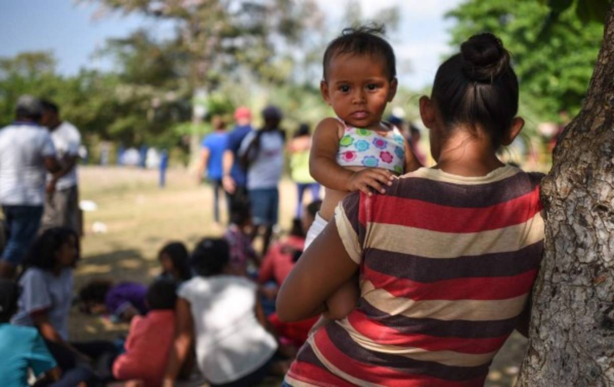 Decenas de migrantes hondureños que viajan en la caravana, ahora con rumbo a Puebla, se preparaban para seguir por su cuenta el recorrido, algunos de ellos con visas para transitar por México durante 30 días.