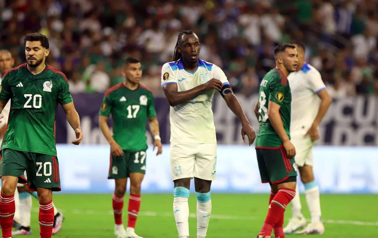 Alberth Elis saltó al campo como el capitán de la Selección de Honduras.