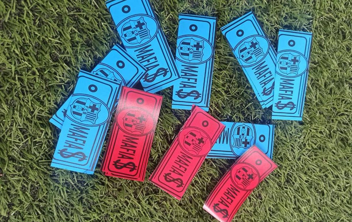 “El Caso Negreira no es más que la punta del iceberg. En el minuto 30 del partido del Barca, muéstrales tu enfado! Descarga, imprime y llámales por su nombre. Mafia!”, decía la convocatoria del grupo de seguidores con la imagen de esos billetes de color azul y grana, el escudo del Barcelona, el símbolo del dólar y la palabra ‘mafia’.