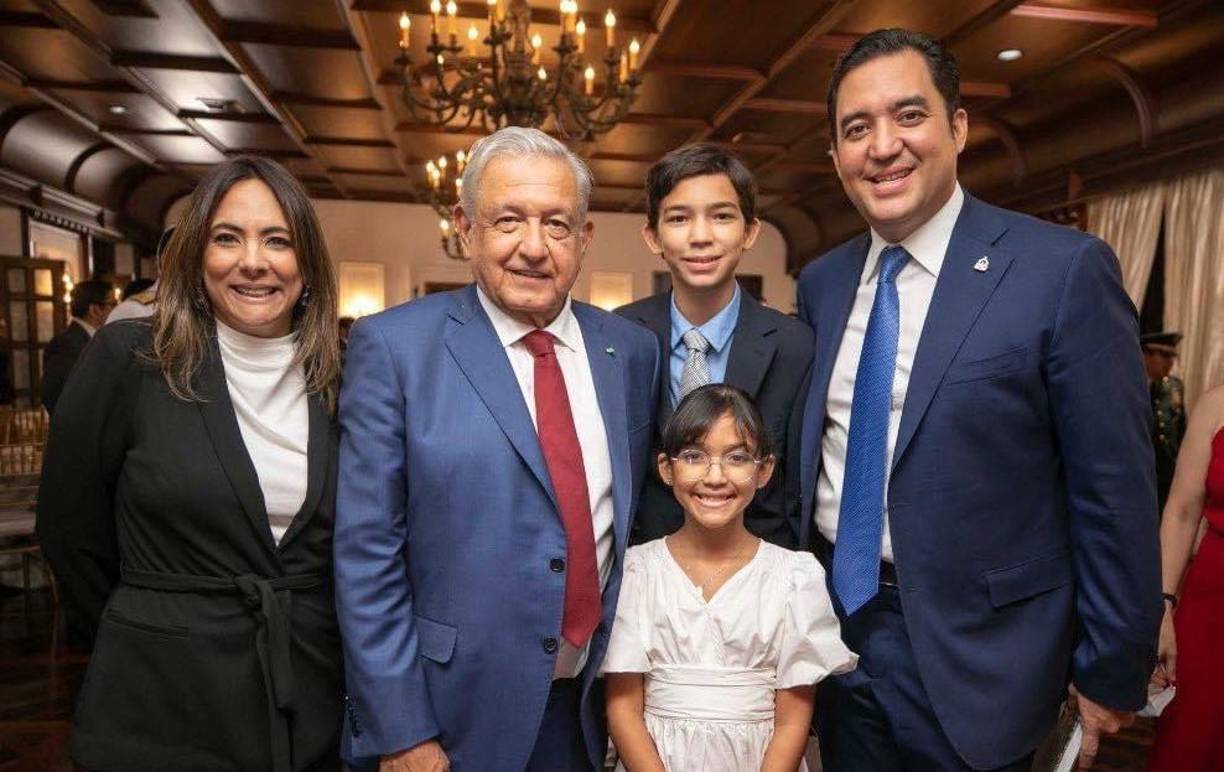 El asesor privado de la presidenta Castro, Héctor Manuel Zelaya (hijo), aprovechó la visita de AMLO para acompañarlo junto con su familia durante la estadía del mandatario mexicano en el Palacio Presidencial hondureño. 