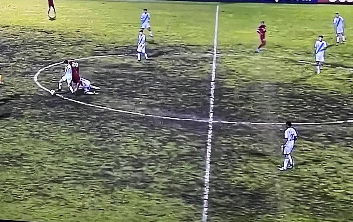 Un usuario en Twitter subió esta imagen y se observa lo horrible que luce la cancha del estadio capitalino.