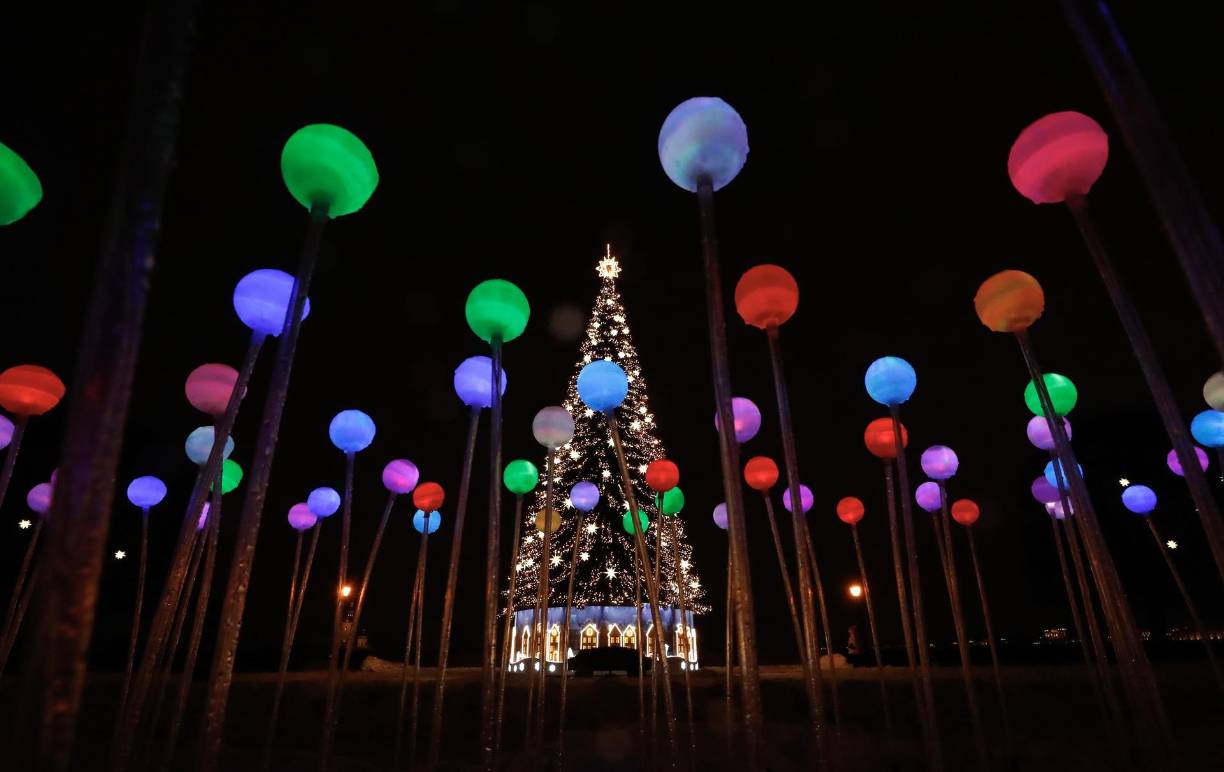  Una vista nocturna muestra el Spit de la Isla Vasilievsky, decorado estacionalmente antes de las celebraciones de año Nuevo y Navidad, en San Petersburgo.