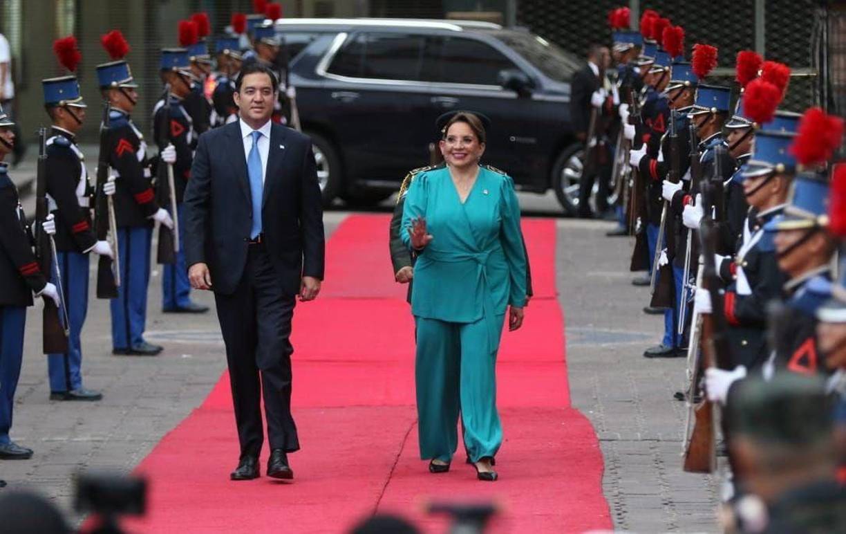 Luego de la ceremonia en la Plaza Central, Castro y algunos de sus más cercanos colaboradores, entre ellos su hijo y secretario privado, Héctor Manuel Zelaya, se trasladaron al Estadio Nacional José de la Paz Herrera, de Tegucigalpa, para presenciar el desfile de más de medio centenar de colegios de educación media y de otras instituciones públicas y privadas.