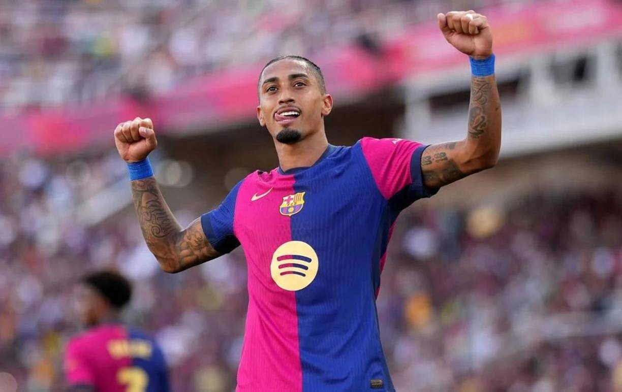 El delantero, que tiene más de 8,3 millones de seguidores en Instagram, recibió mensajes de sus ‘haters’ sobre las fotos como “lo que el dinero no hace, no tendrás más que hacer”, “el poder del dinero”, “Córtate ese pelo Raphinha” o “No soy feo, sólo no tengo plata”.