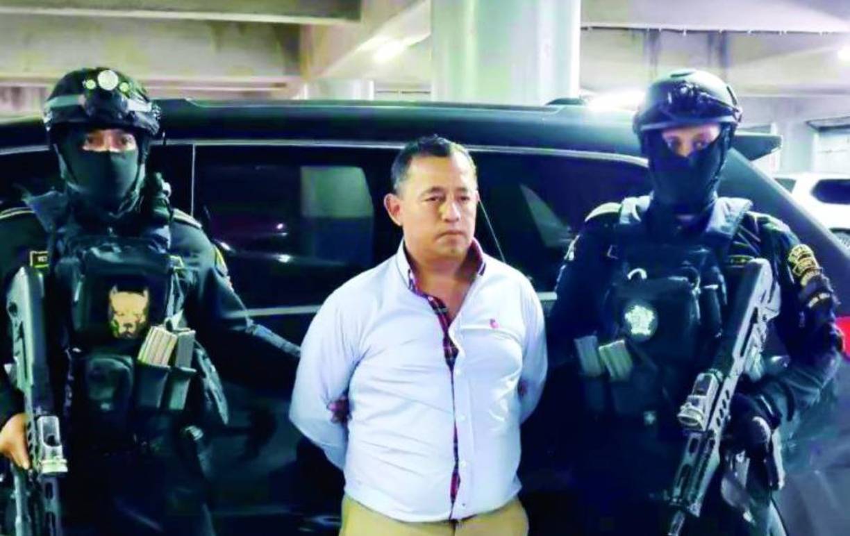 Tranquilamente, el supuesto narcotraficante guatemalteco Mario Roberto Girón Maldonado, pese a tener orden de captura en Honduras por los delitos de lavado de activos y tráfico de droga, salió el fin de semana del aeropuerto de San Pedro Sula con rumbo a Guatemala, donde fue capturado por tener orden de extradición de Estados Unidos.
