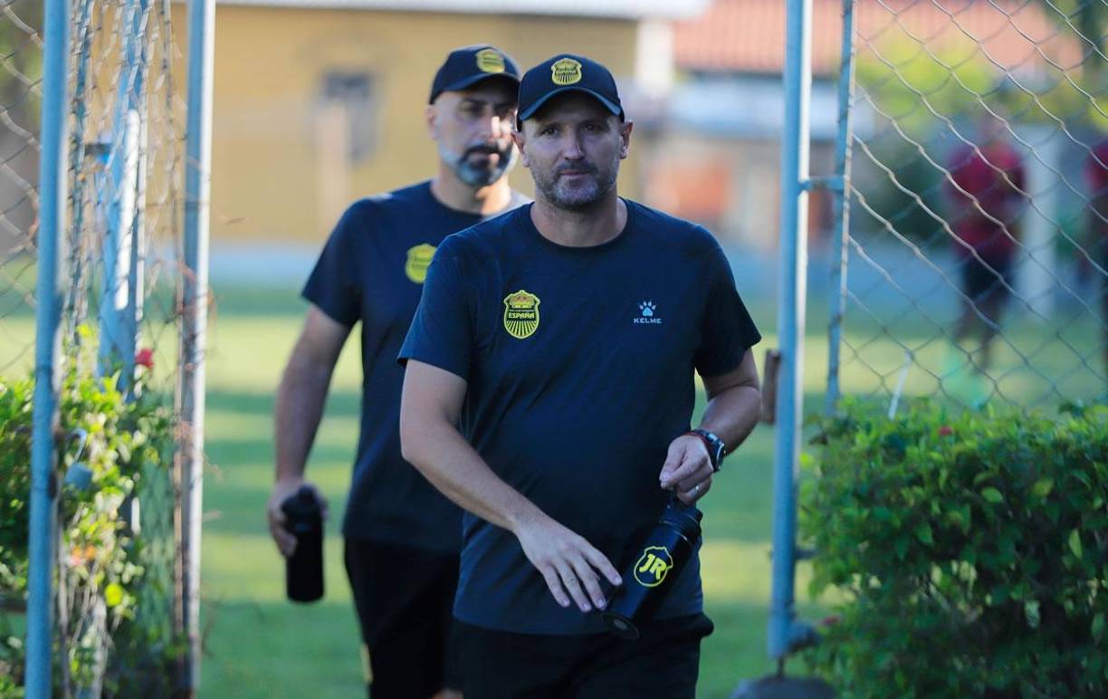 Julio ‘Palomo’ Rodríguez no descarta más altas o bajas en el Real España. “Primero queremos finiquitar la situación de algunos jugadores, queremos ver lo de algunos préstamos y hay muchachos de las reservas que ya no tiene edad para estar ahí y tiene que subir al primer equipo. Queremos contar con 26 a 30 futbolistas”, dijo el entrenador uruguayo.