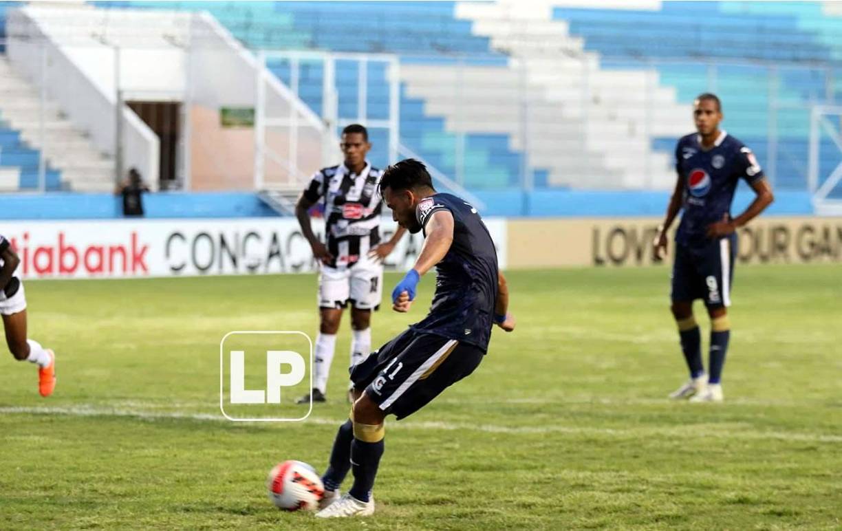 Así ejecutó Ángel Tejeda el penal contra el Tauro FC.