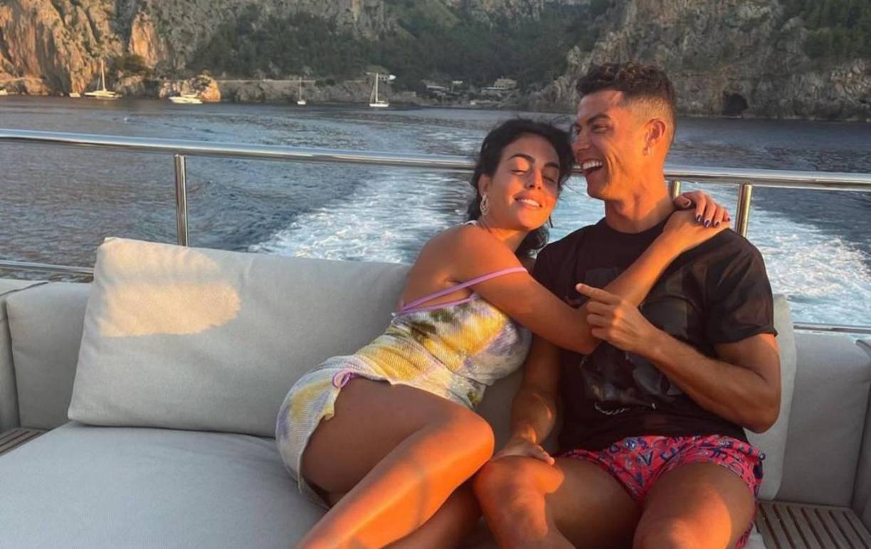 Entre ellos incluido un mayordomo y cocinero, para que todo esté en orden mientras que la familia de Cristiano está fuera del país.